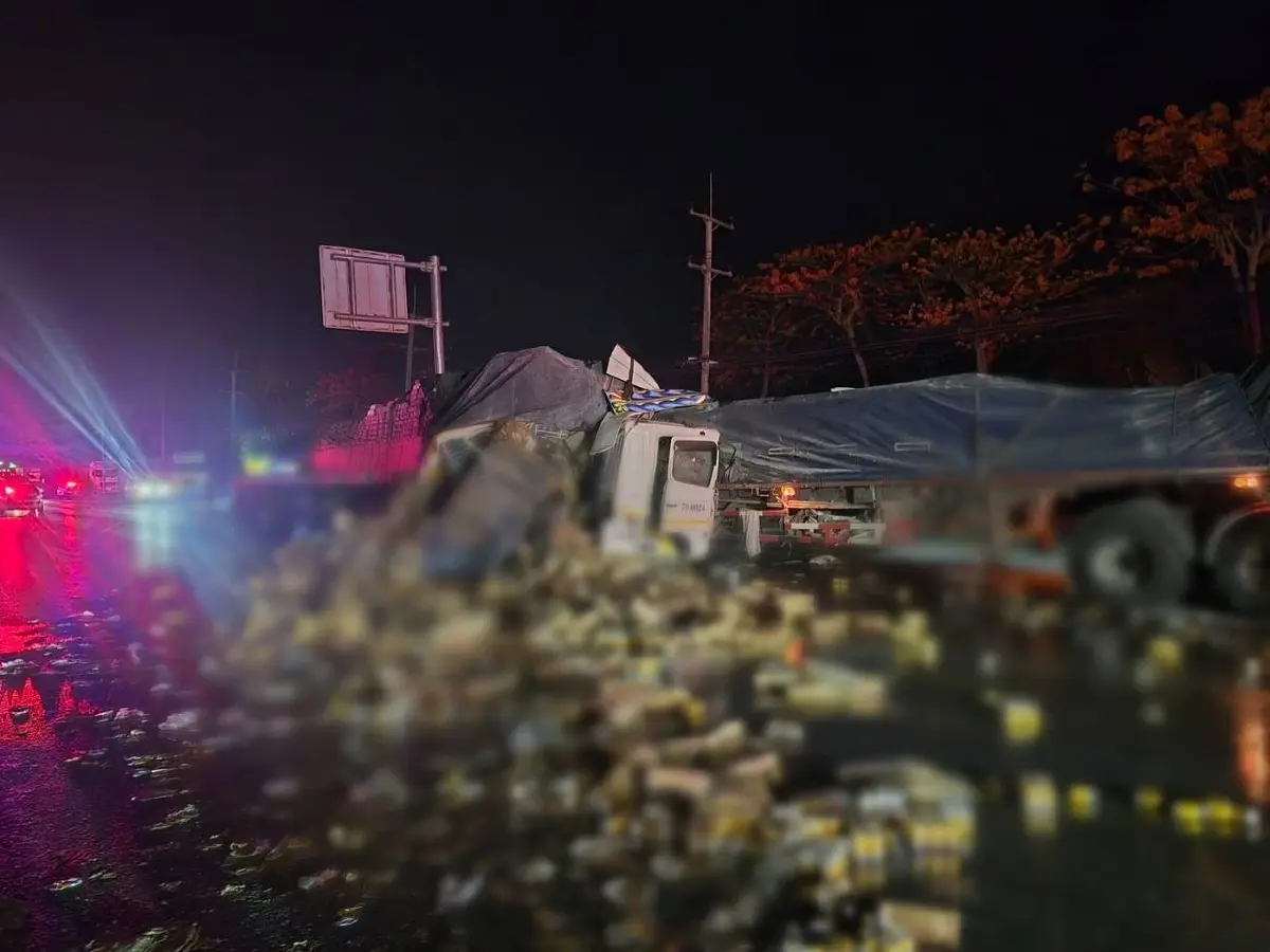 เทรลเลอร์ชนท้ายยับกลางดง ของหล่นเกลื่อนถนนมิตรภาพ รถติดหนึบ