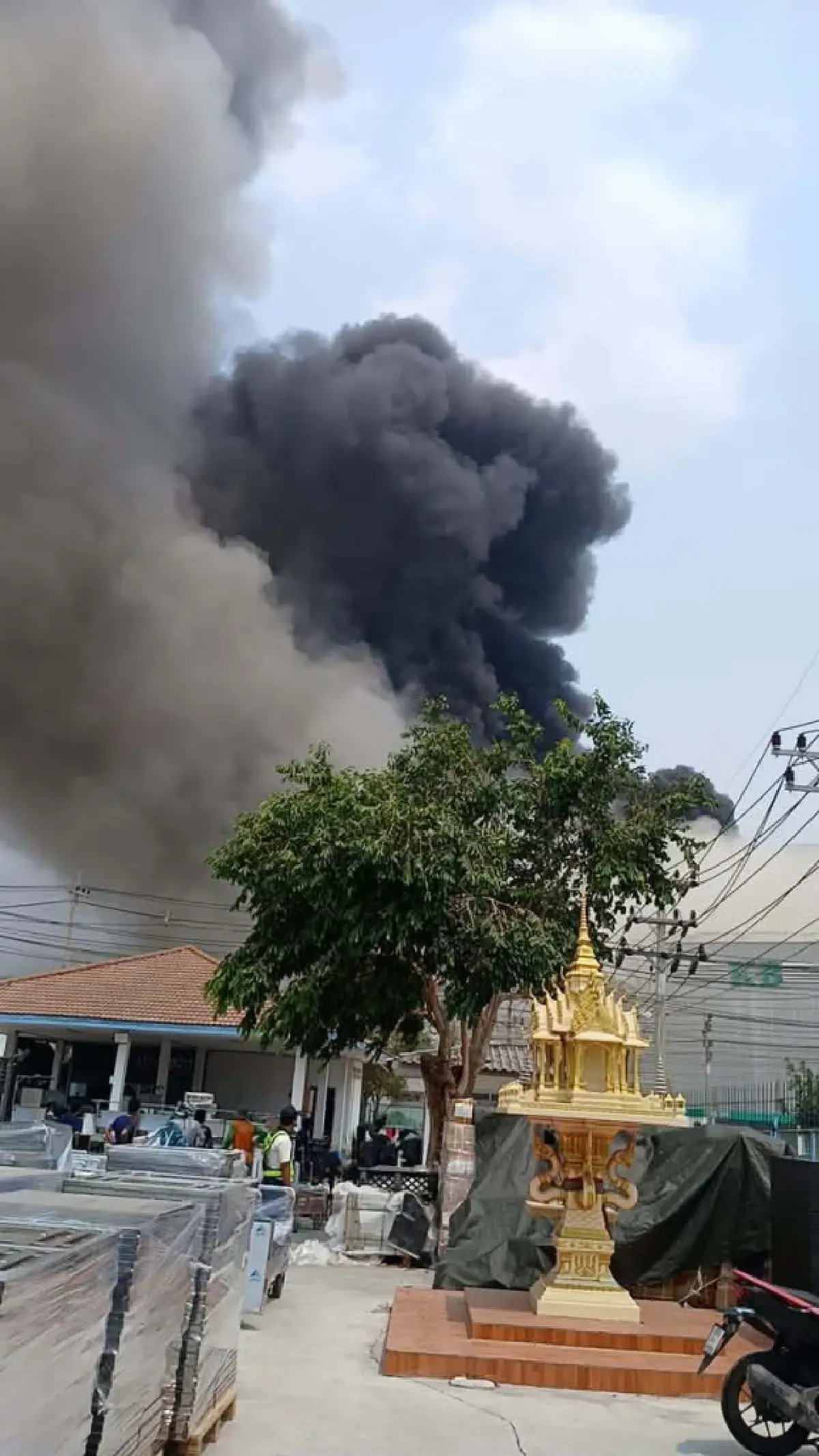 ไฟไหม้โรงงานสวนอุตสาหกรรมโรจนะ อยุธยา พนักงานนับร้อยหนีตายอลหม่าน