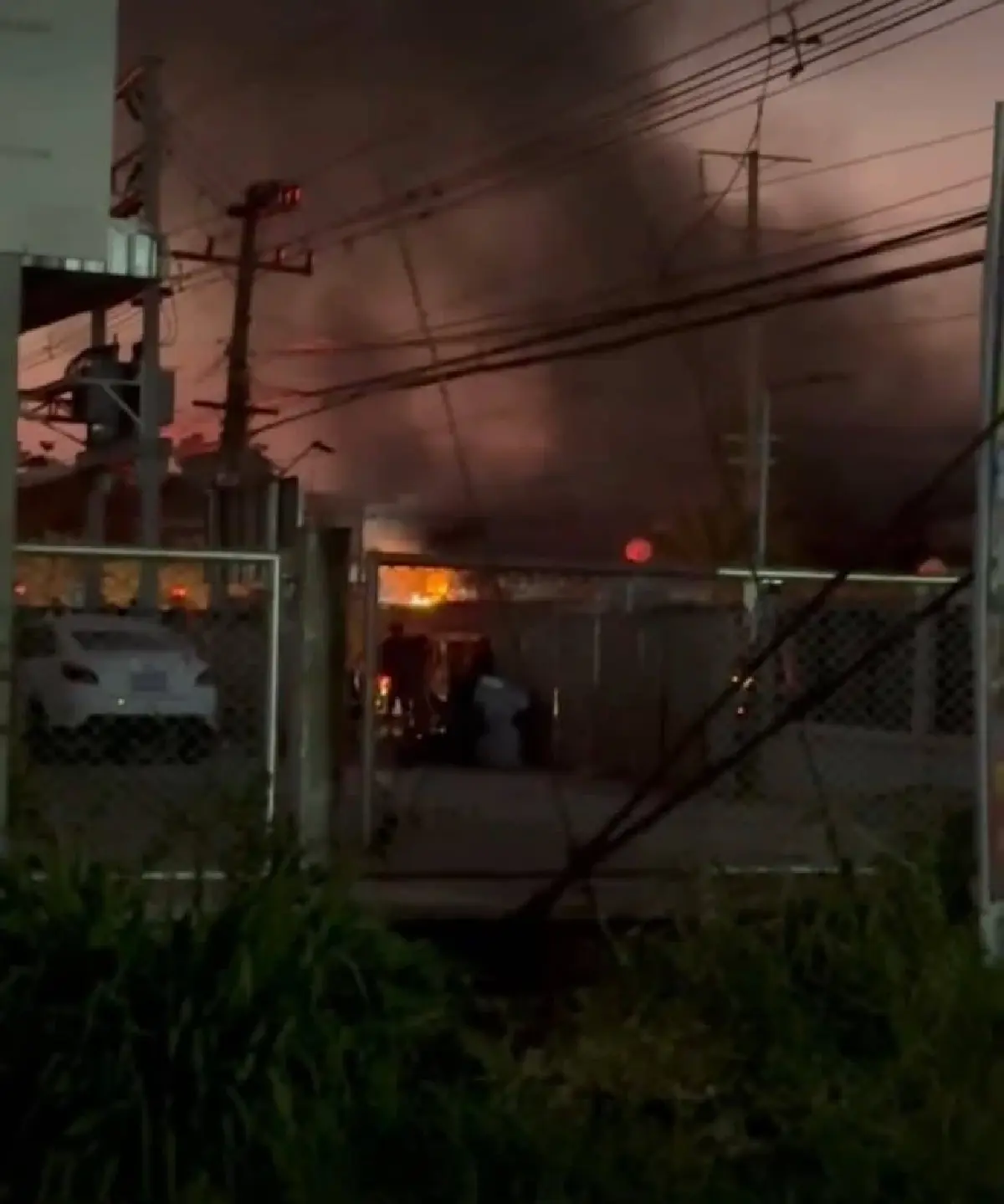 ด่วน ไฟไหม้โรงงานอบกัญชา ในเขตอุตสาหกรรม โคราช เร่งดับเพลิง