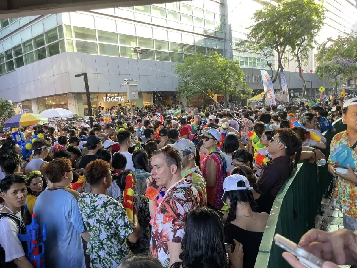 สีลมแตก! เขตบางรักปิดชั่วคราว เหตุคนล้น ล่าสุด เปิดให้เข้าแล้ว