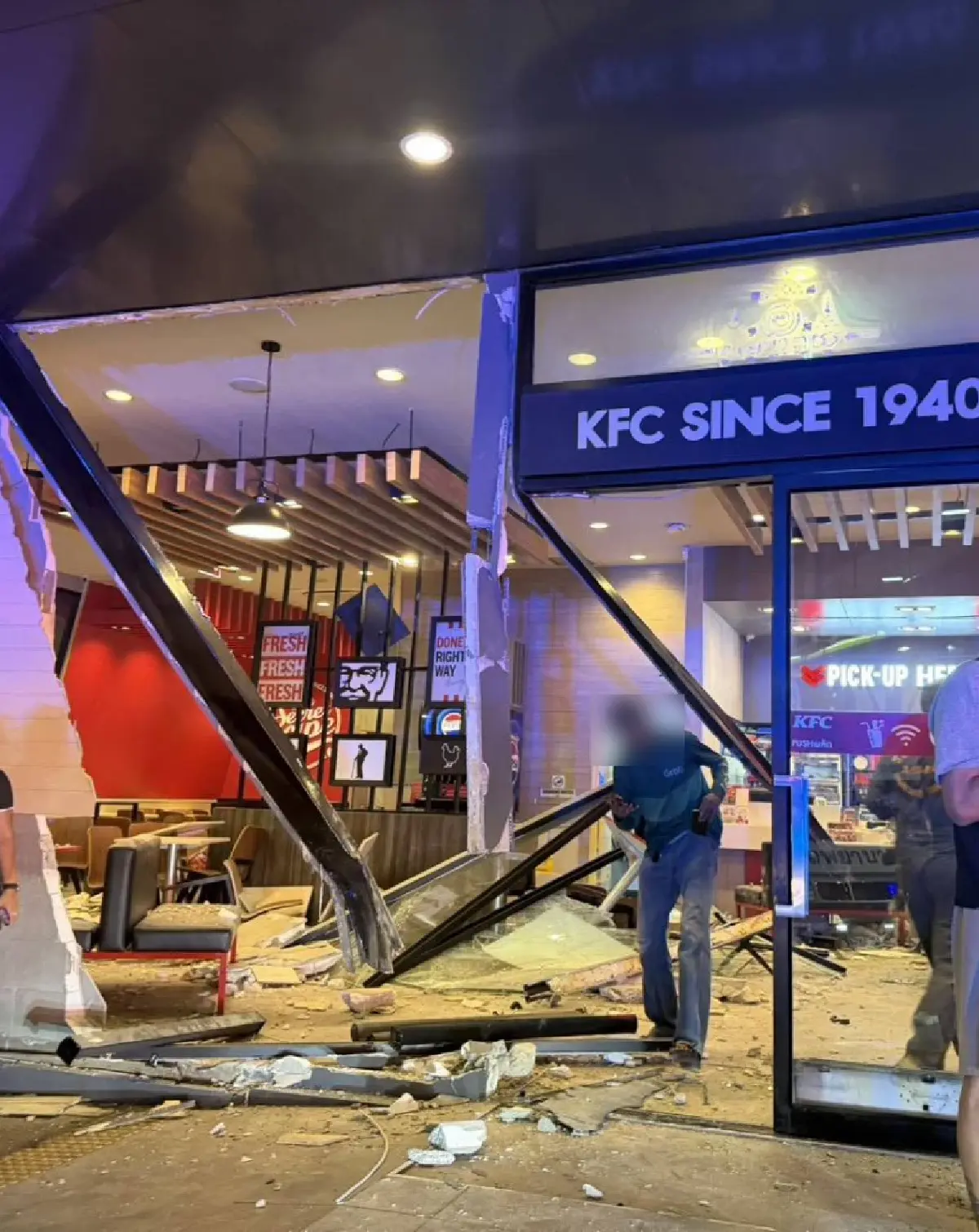 ระทึก รถเก๋งพุ่งชนร้านไก่ทอด KFC มีผู้บาดเจ็บหลายราย จนท.เร่งช่วยเหลือ
