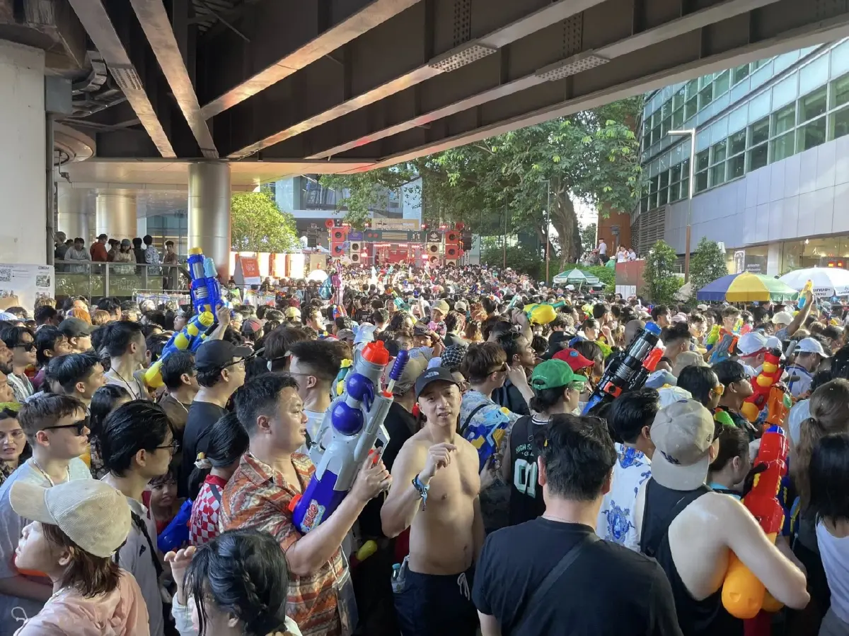 สีลมแตก! เขตบางรักปิดชั่วคราว เหตุคนล้น ล่าสุด เปิดให้เข้าแล้ว