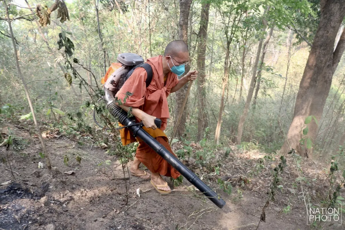 บีบหัวใจ พระครูอ๊อด นำทีมจิตอาสา ลุยดับไฟป่าแม่ทา จ.ลำพูน