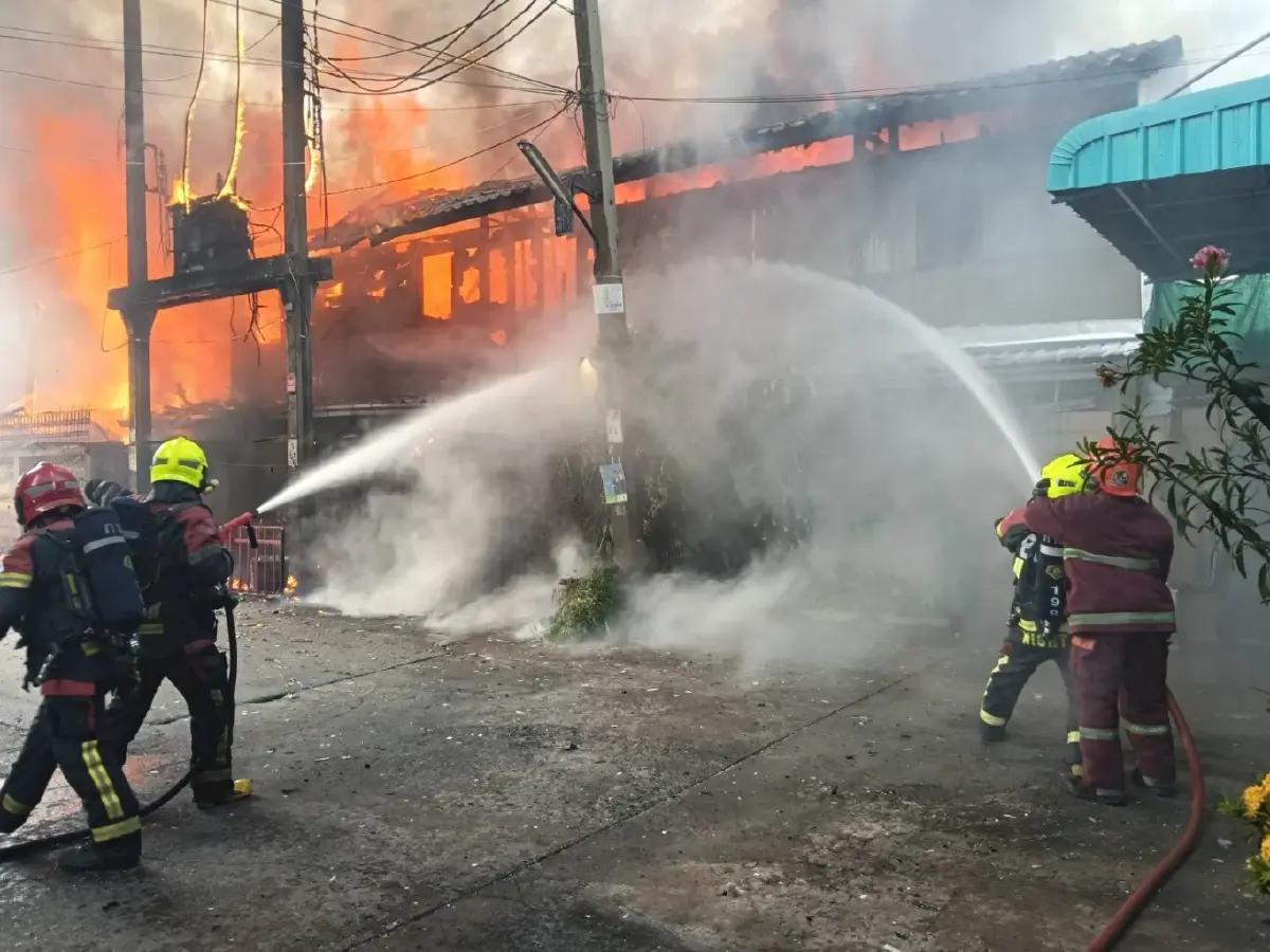 ไฟไหม้บ้านไม้ ซอยสาธุประดิษฐ์ 49 วอด 3 หลัง เจ็บระนาว ไฟลวก-ไฟช็อต