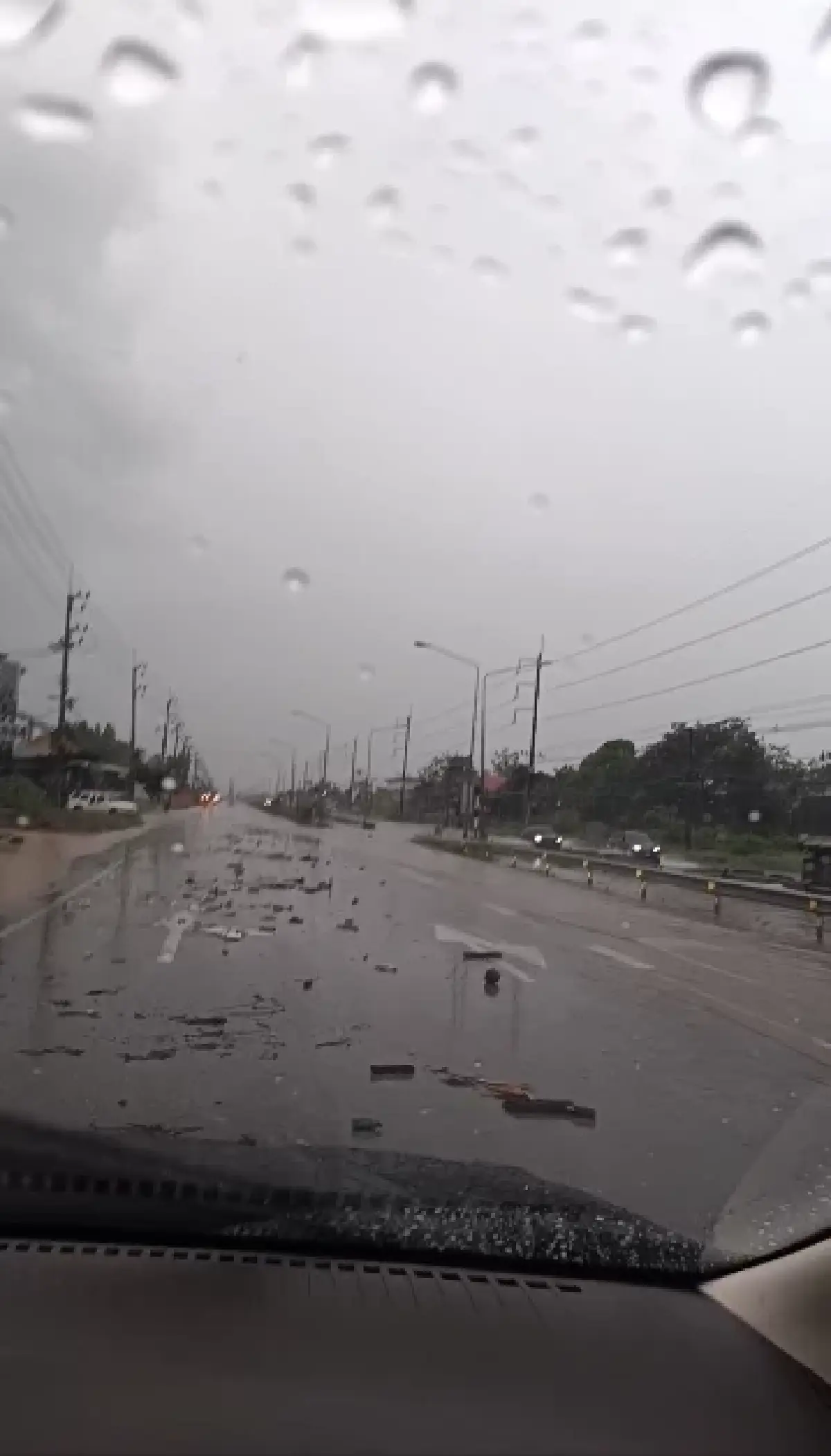 ฝนตกหนักระยอง ถนนสุขุมวิท น้ำท่วมขัง อุตุ เตือนพายุฤดูร้อนวันนี้