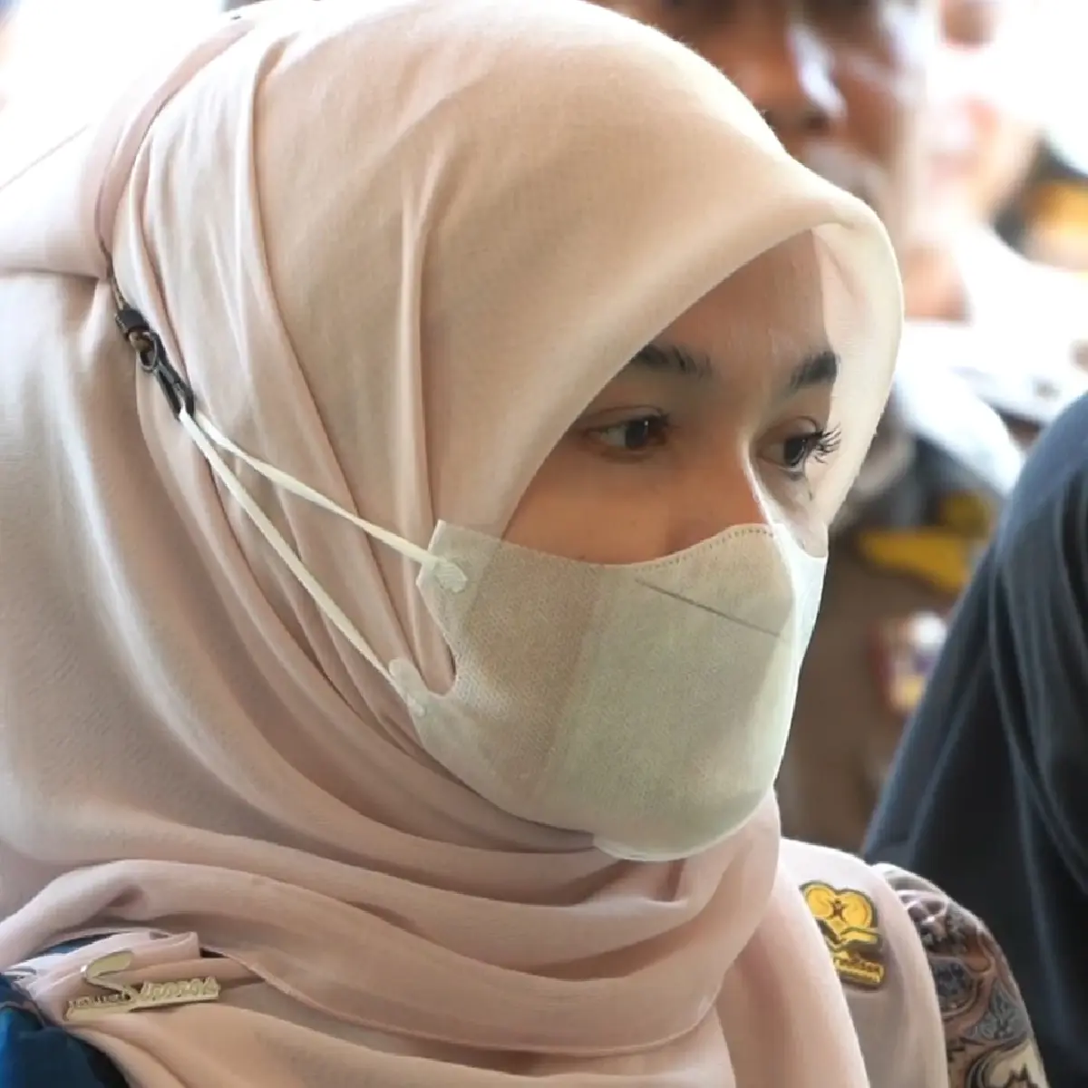 โปรดเกล้าฯ พระราชทานสิ่งของแก่ จนท. - ผู้ได้รับผลกระทบความไม่สงบ