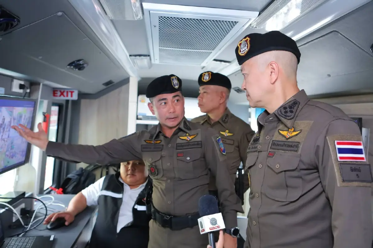 สงกรานต์ข้าวสาร - สีลม คึกคัก ยอดทะลุแสนคน ตำรวจเข้มดูแลความปลอดภัย