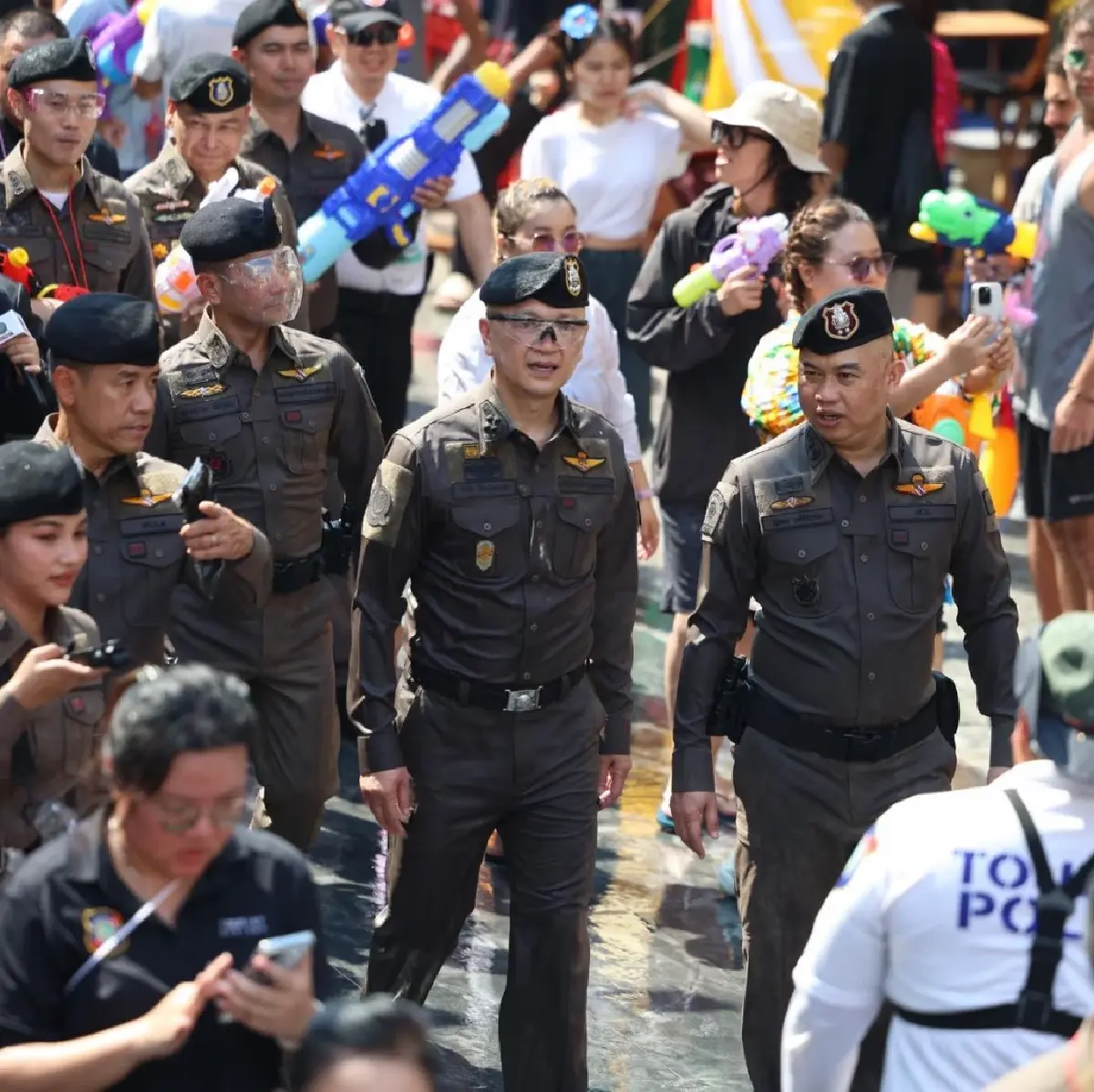 สงกรานต์ข้าวสาร - สีลม คึกคัก ยอดทะลุแสนคน ตำรวจเข้มดูแลความปลอดภัย