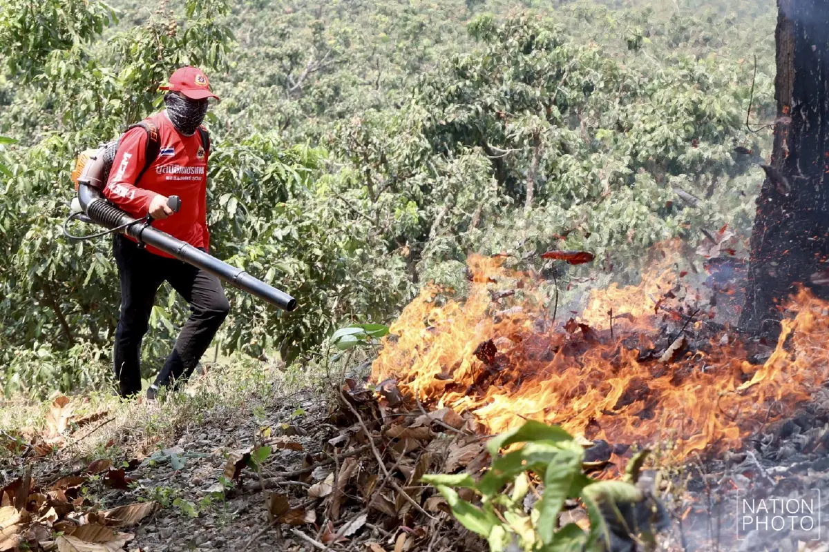 บีบหัวใจ พระครูอ๊อด นำทีมจิตอาสา ลุยดับไฟป่าแม่ทา จ.ลำพูน