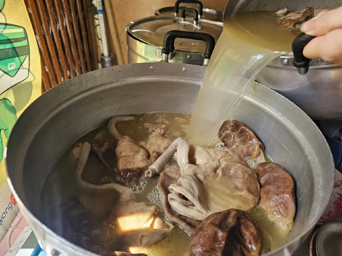 'ข้าวต้มเป็ดเฮียเนี้ยว' เจ้าเก่า 67 ปี วงเวียน 22 สู่ ตลาดนางเลิ้ง