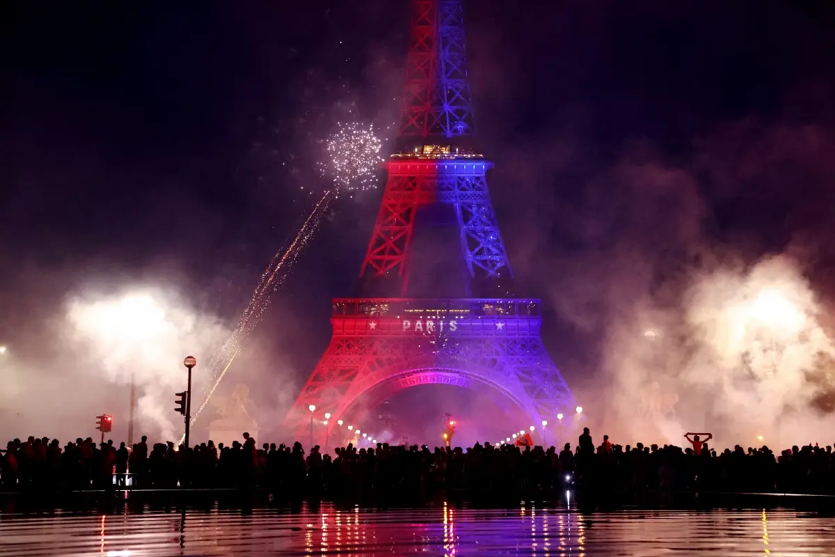 ผู้สนับสนุน PSG ดีใจสุดขีดคว้าแชมป์ 2 ปีซ้อน ลงถนนจนปะทะตำรวจ