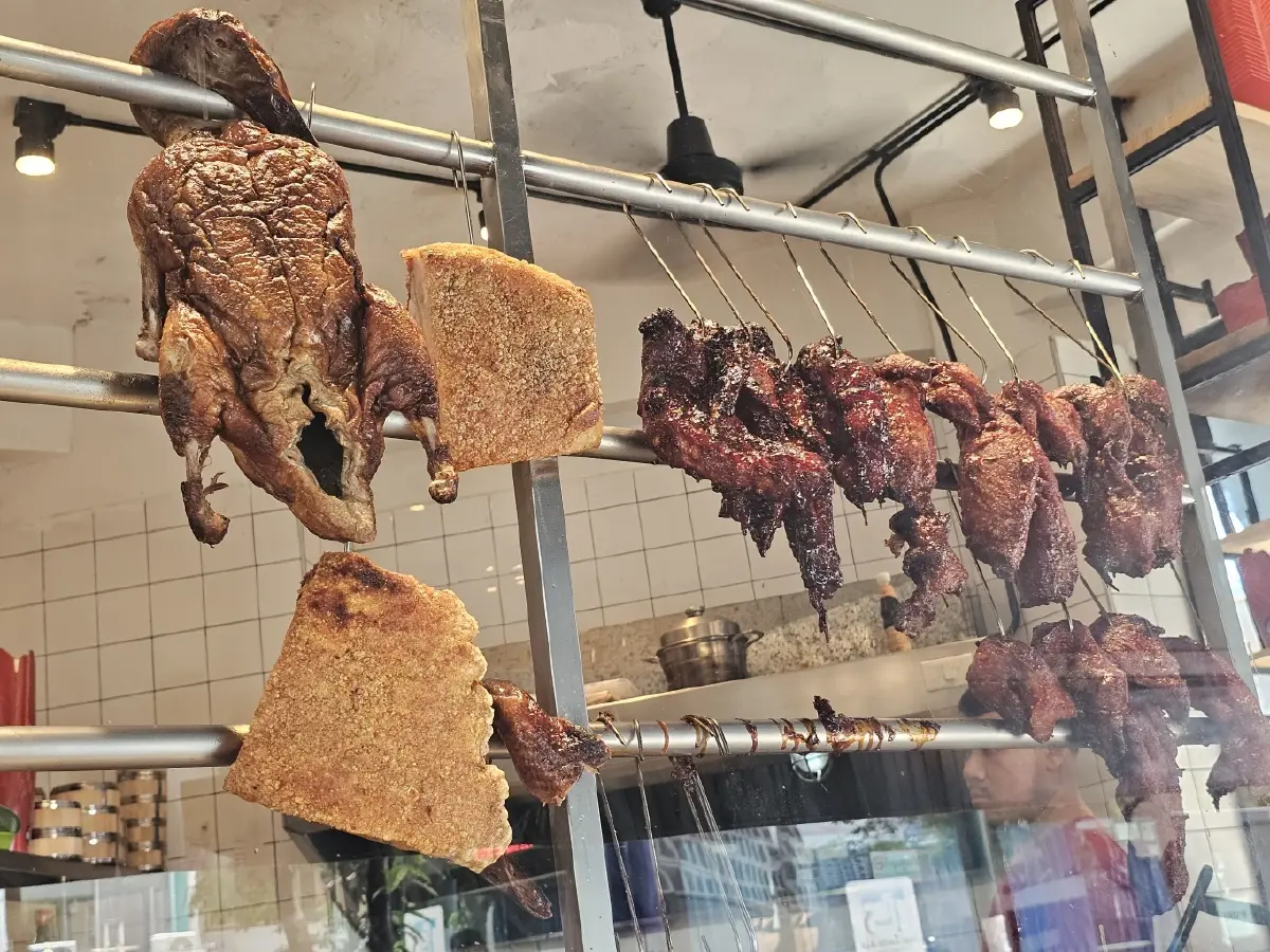‘หมูแดง’ นุ่มละมุน ย่างเตาถ่านหอมกรุ่น ณ ‘Roast House & Wok Culture’