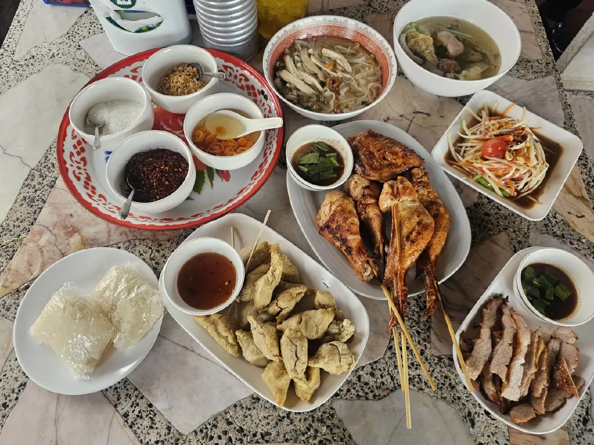 ก๋วยเตี๋ยวไก่ร้านนก by โก้-ธีรศักดิ์ ตำนาน 52 ปี 'ก๋วยเตี๋ยวไก่'