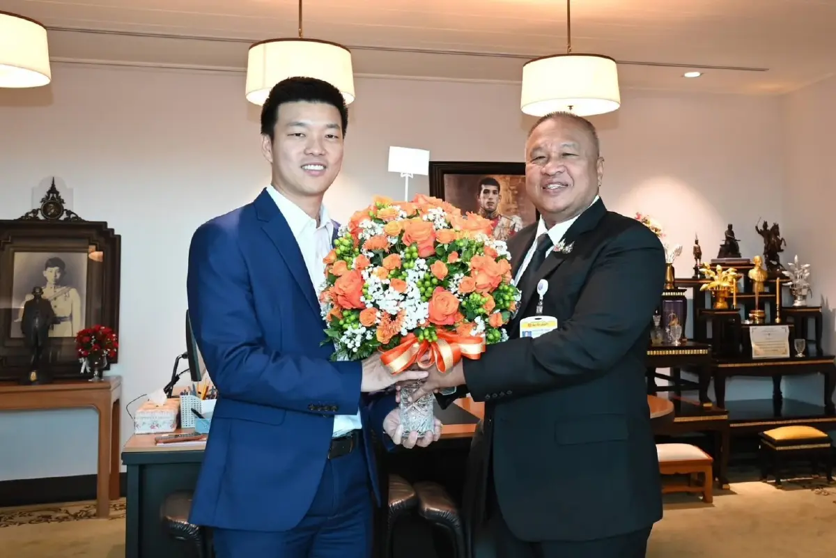 'ณัฐพงษ์' เดินสาย มอบกระเช้าดอกไม้ส้ม-ของที่ระลึก ให้ประมุขสภาฯ