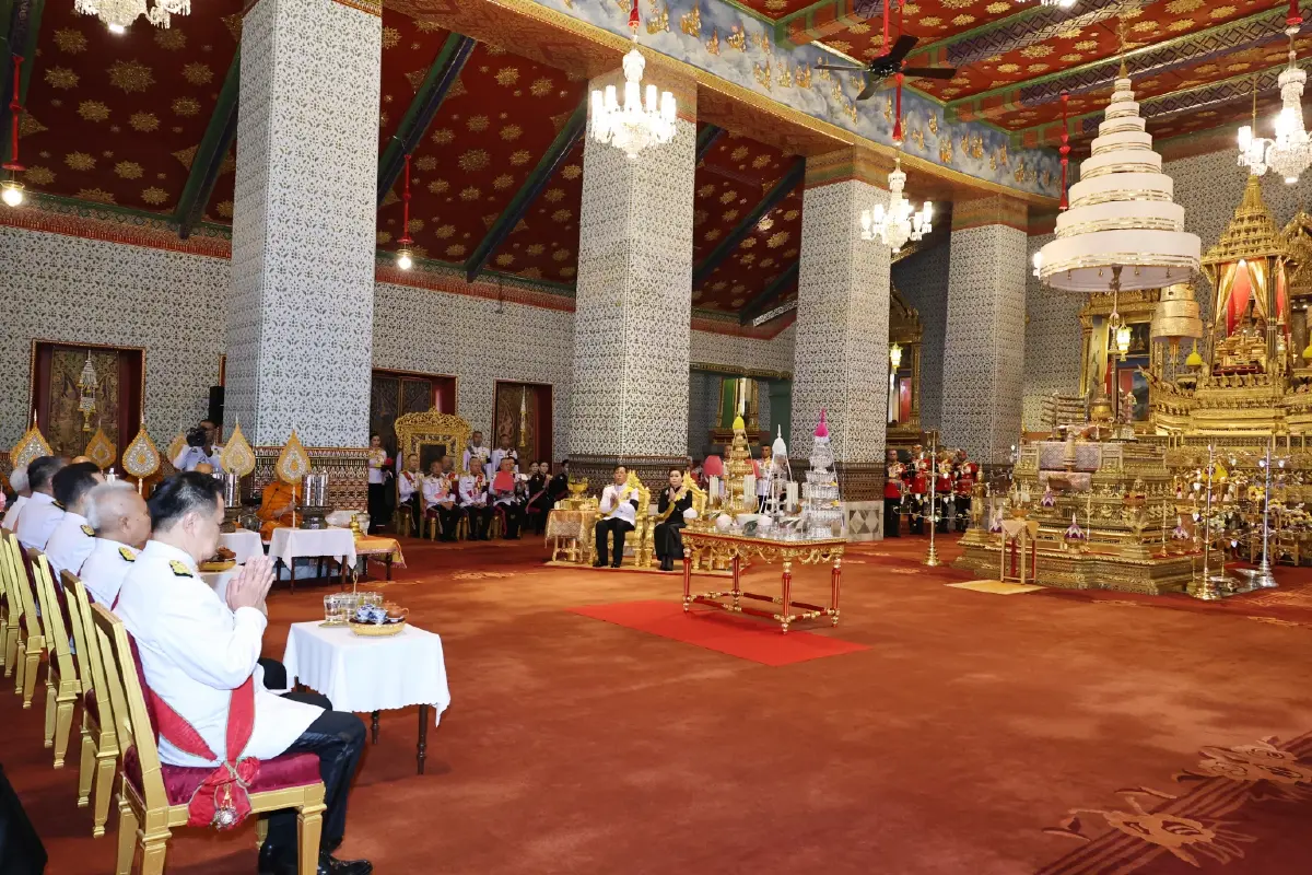 ในหลวง-พระราชินี เสด็จฯ ไปในการพระราชพิธีฉัตรมงคล พุทธศักราช 2569