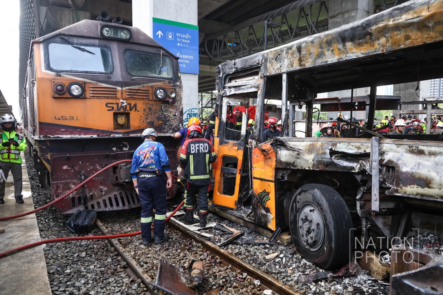 ด่วน! เกิดอุบัติเหตุ รถไฟชนรถเมล์ ไฟลุกท่วม เสียชีวิตหลายราย หลีกเลี่ยงเส้นทาง