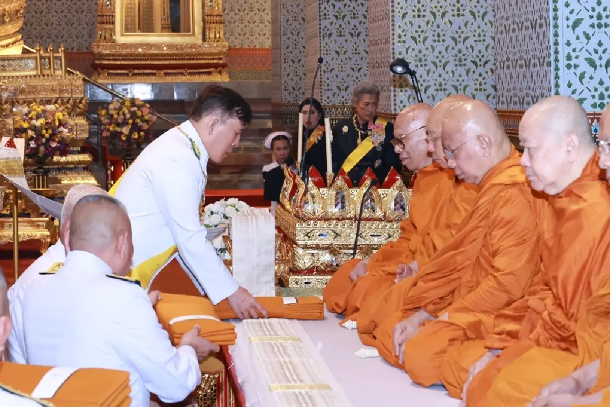 ในหลวง-พระราชินี เสด็จฯ บำเพ็ญพระราชกุศลทักษิณานุปทาน ในการพระราชพิธีฉัตรมงคล 2569