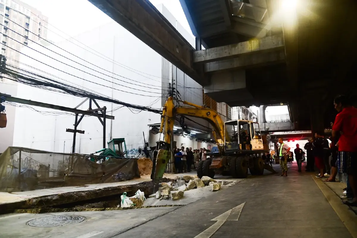 เปิดสาเหตุ 'ถนนทรุดตัว' บริเวณแยกไฟฉาย กทม. เร่งซ่อมให้เสร็จภายในคืนนี้