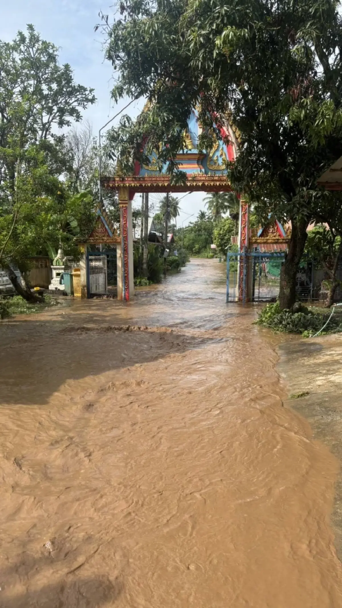 ฝนตกหนักเพชรบูรณ์ น้ำป่าทะลักจม 3 ตำบล ชาวบ้านหนีน้ำท่วมวุ่น