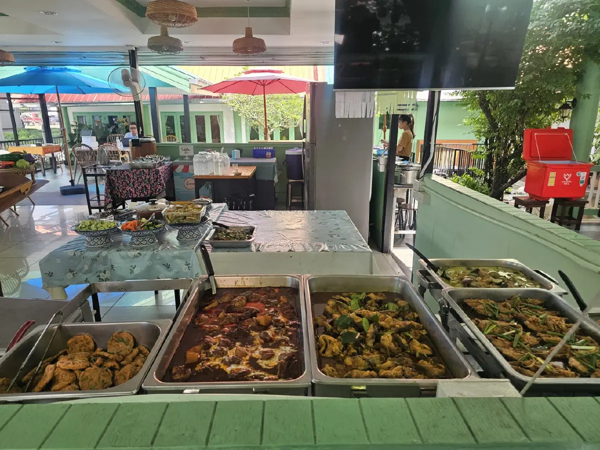 ‘บุฟเฟ่ต์ข้าวแกง' อร่อยคุ้ม 159 บาท ที่ 'ร้านครัวกลางกรุง'