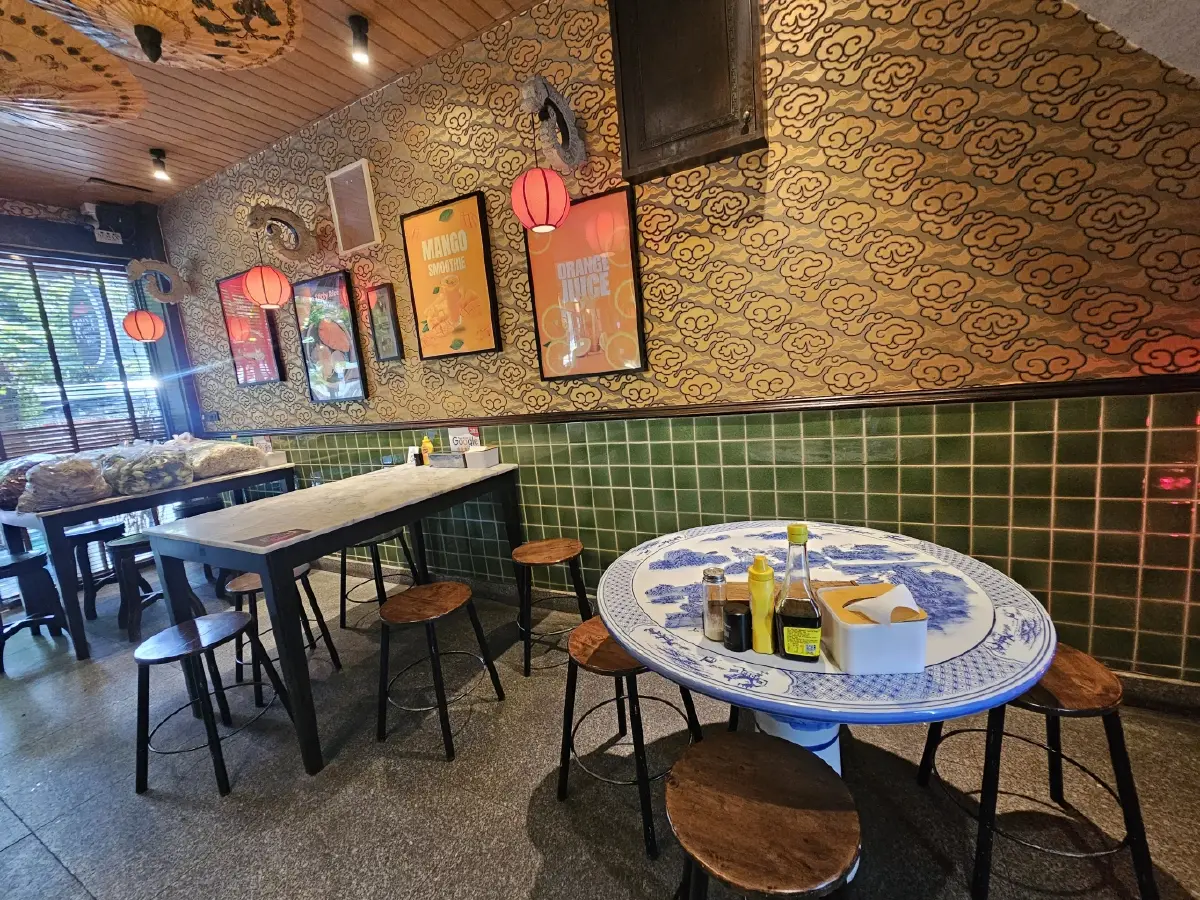‘หมูแดง’ นุ่มละมุน ย่างเตาถ่านหอมกรุ่น ณ ‘Roast House & Wok Culture’