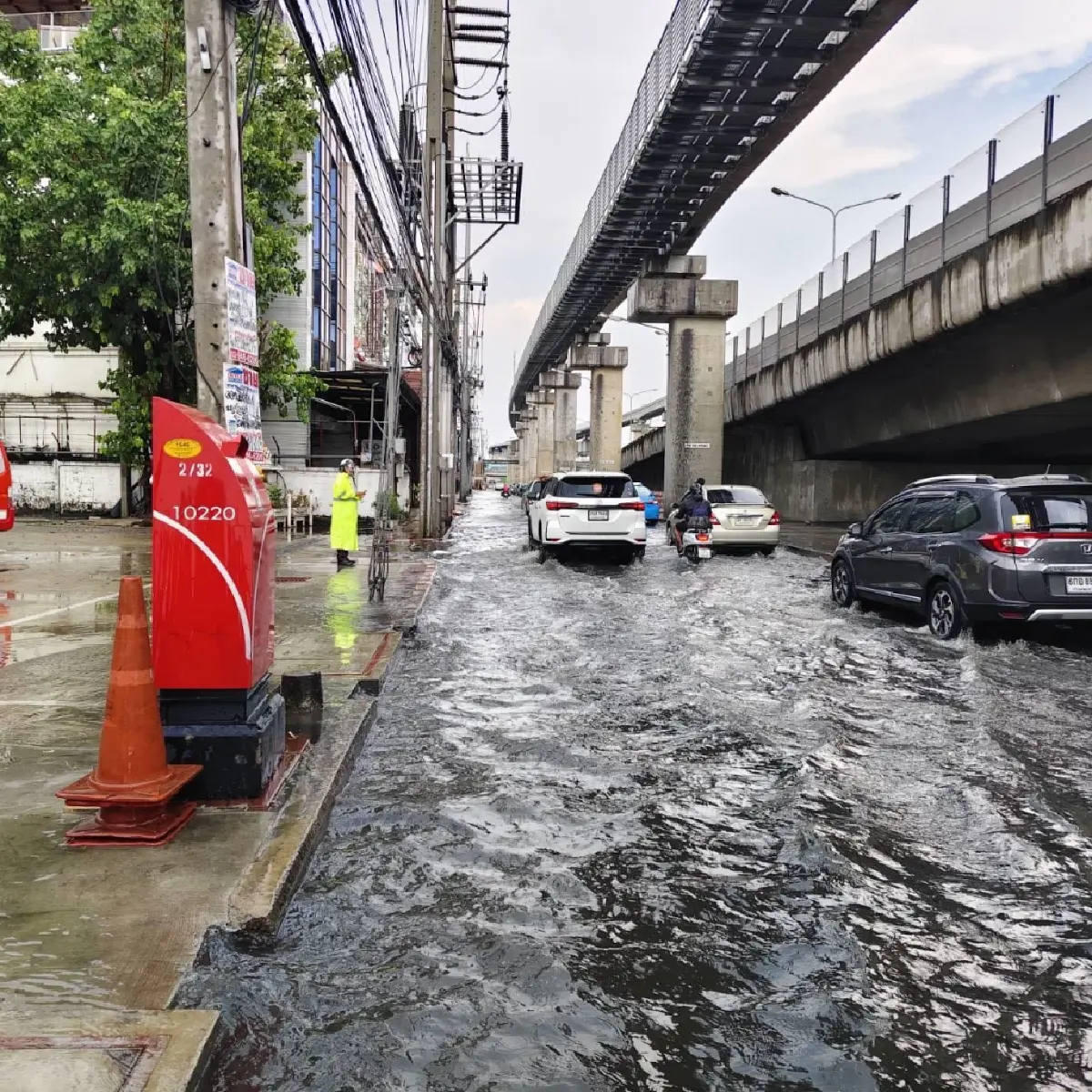 น้ำท่วมแล้ว บางเขน กทม. ฝนตกหนัก น้ำรอการระบาย เตือนฝนชุดใหญ่อีก