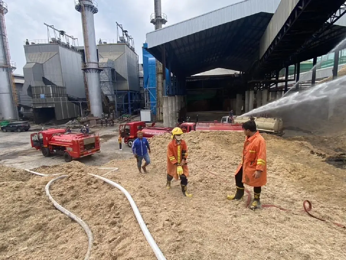 ด่วน! ไฟไหม้กองกากอ้อย โรงงานน้ำตาลบุรีรัมย์ ระดมดับเพลิงวุ่น