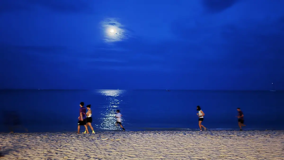 'สมุย' จัดเต็ม! วิ่งกลางคืนบนชายหาด 'Samui Neon Run 2026' กว่า 3,000 คน