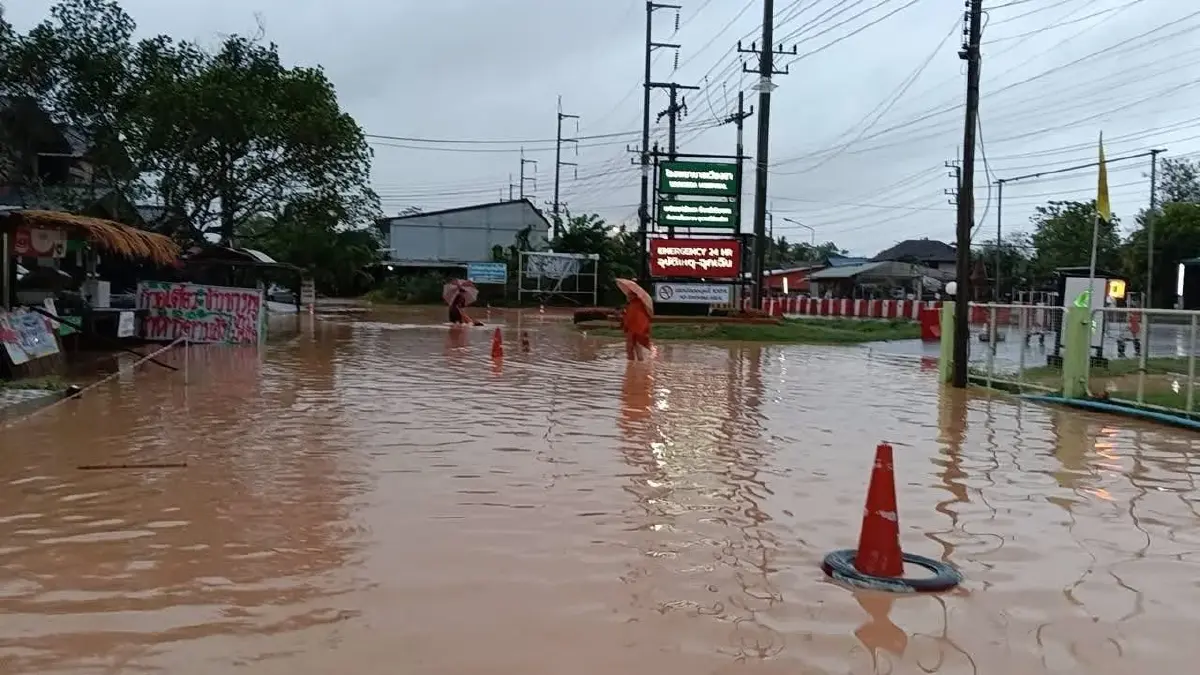 ฝนตกหนัก น่านน้ำท่วมฉับพลัน หน้า โรงพยาบาลเวียงสา น้ำรอการระบาย