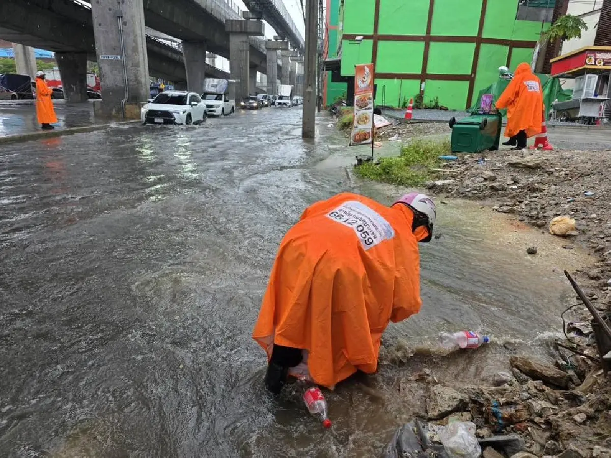 น้ำท่วมแล้ว บางเขน กทม. ฝนตกหนัก น้ำรอการระบาย เตือนฝนชุดใหญ่อีก