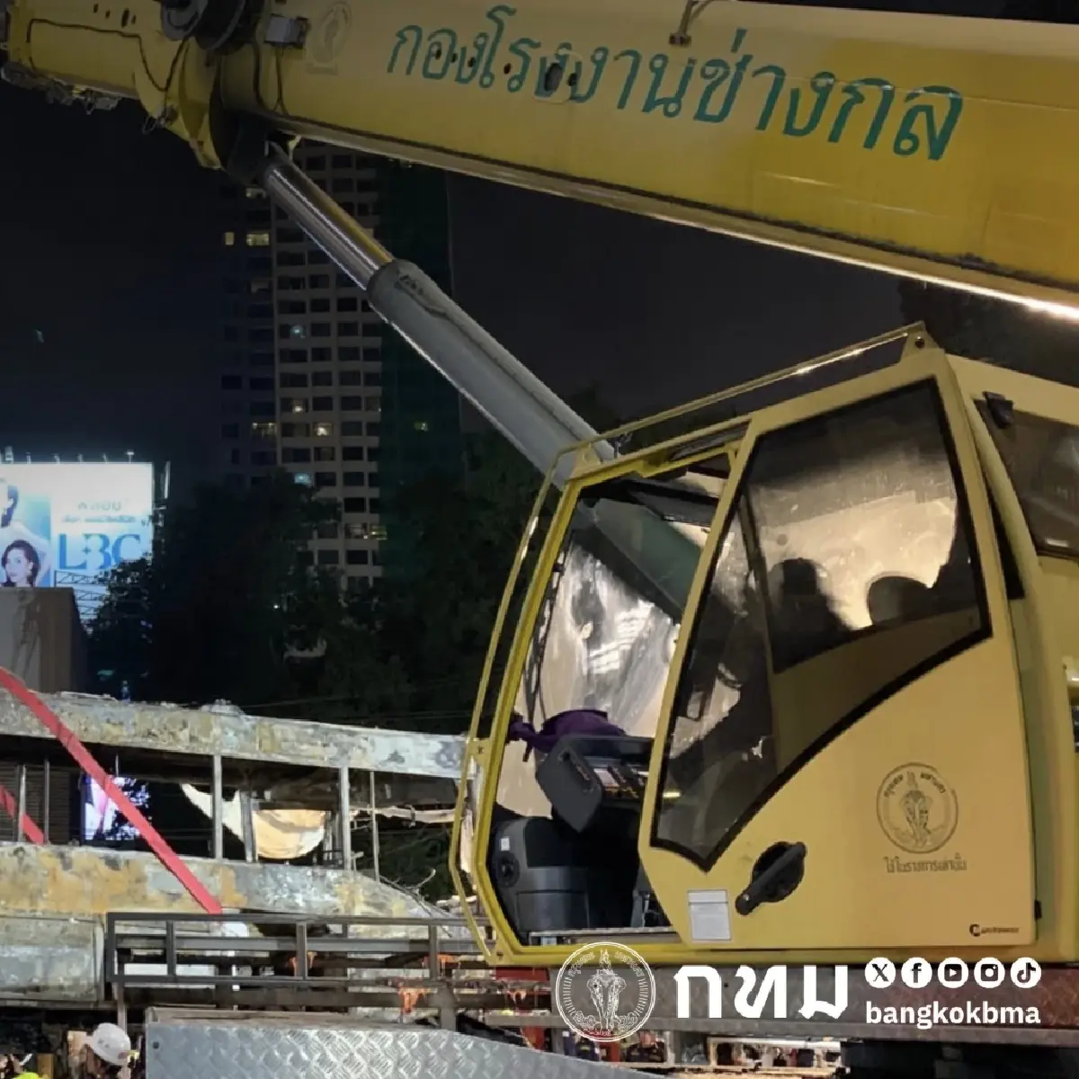คืบหน้าล่าสุด ‘รถไฟชนรถเมล์’ เคลียร์ซาก เปิดการจราจรถนนอโศก-ดินแดง