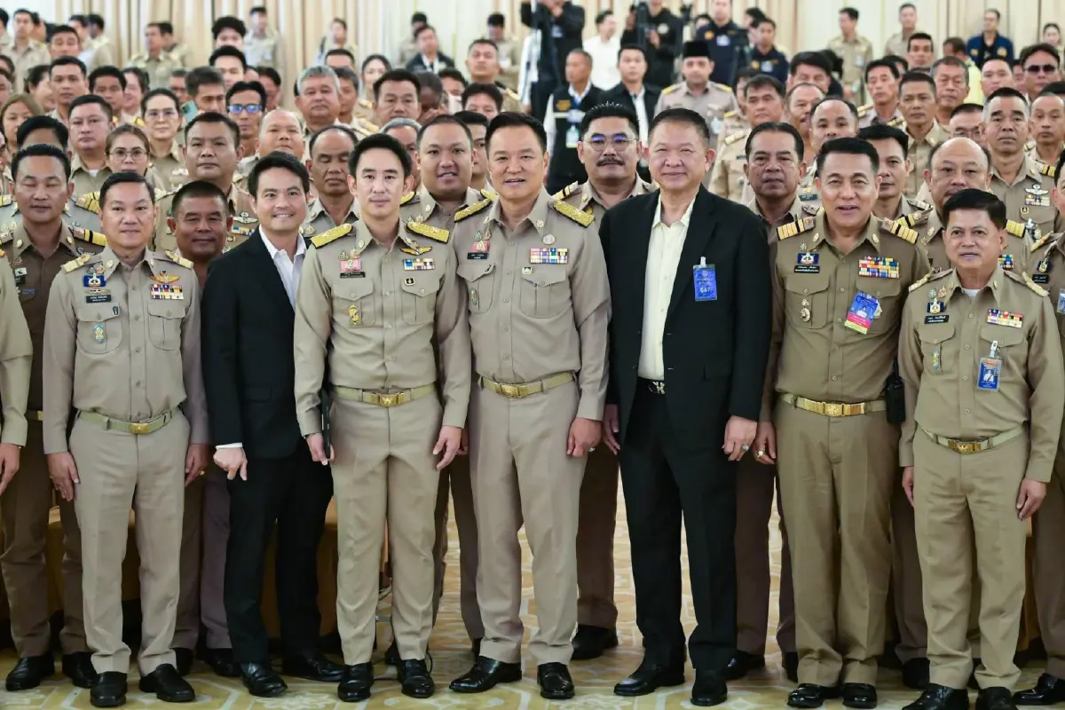 'สิงห์ มท.' มีน้ำเงิน - ขาว - แดง 'อนุทิน' ยันไร้ปมร้าว 'บิ๊กมหาดไทย'