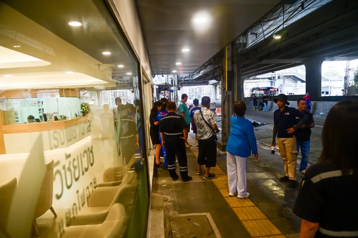 เปิดสาเหตุ 'ถนนทรุดตัว' บริเวณแยกไฟฉาย กทม. เร่งซ่อมให้เสร็จภายในคืนนี้