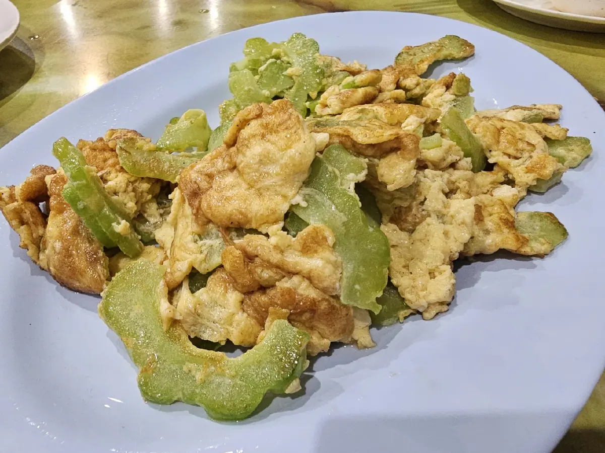 ‘มะระผัดไข่’ รสชาติถูกใจที่ ‘กอชุนฮวด’ ร้านข้าวต้ม มิชลิน 4 ปีซ้อน