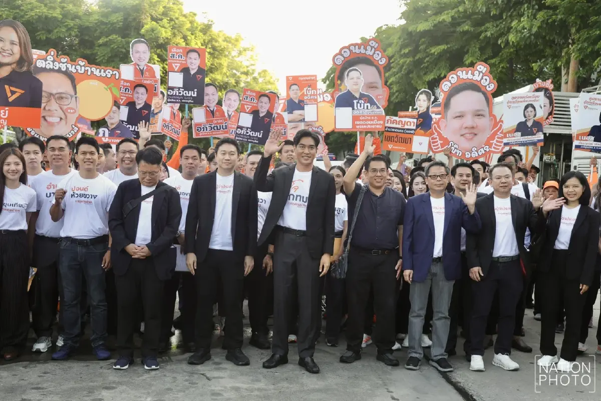 ชิงผู้ว่าฯ กทม.วันแรกคึก 'ชัชชาติ' ปั่นจักรยานมา ปชน.โหนรถเมล์