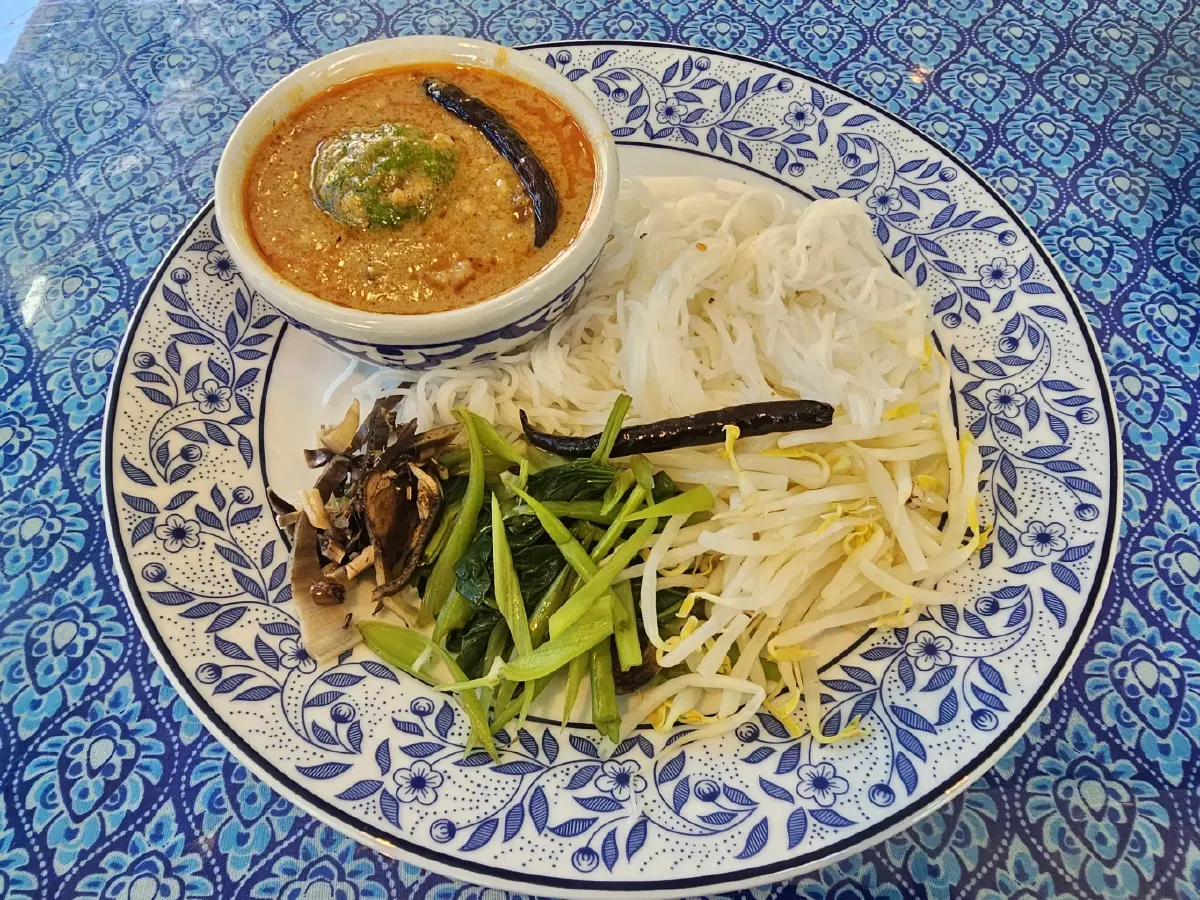 ‘บุฟเฟ่ต์ข้าวแกง' อร่อยคุ้ม 159 บาท ที่ 'ร้านครัวกลางกรุง'