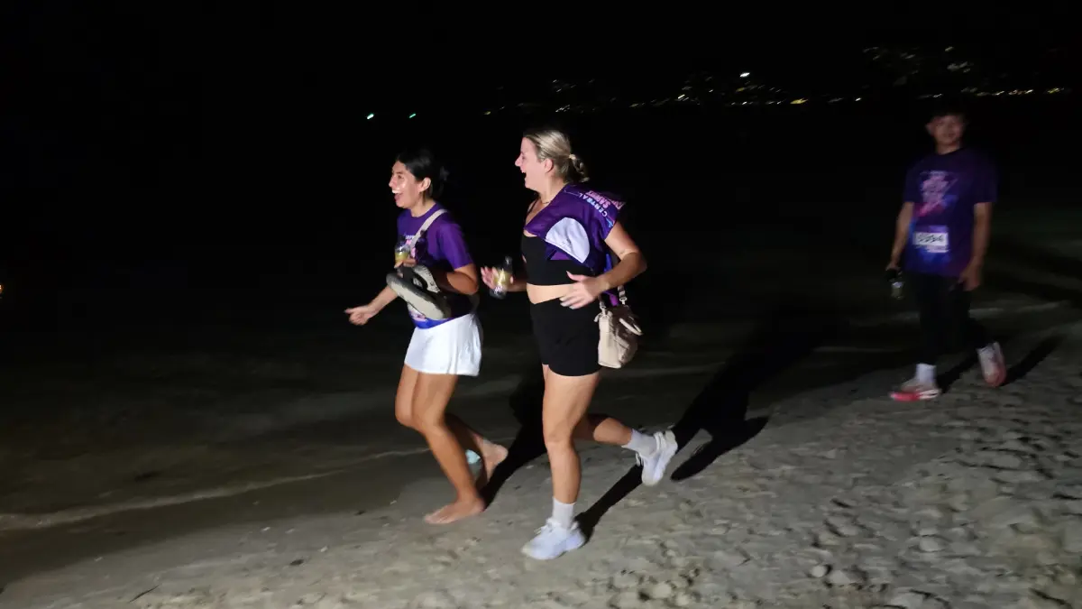 'สมุย' จัดเต็ม! วิ่งกลางคืนบนชายหาด 'Samui Neon Run 2026' กว่า 3,000 คน
