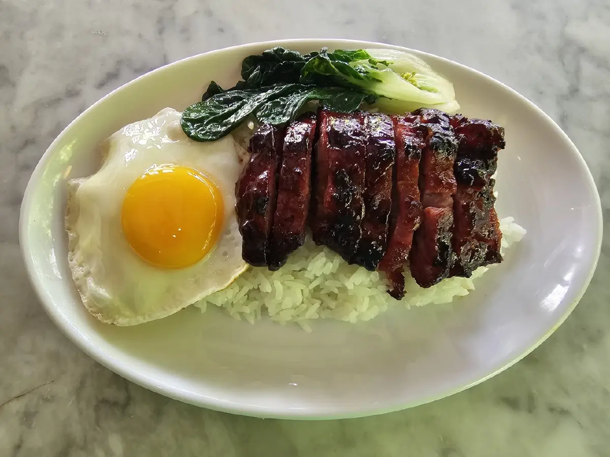 ‘หมูแดง’ นุ่มละมุน ย่างเตาถ่านหอมกรุ่น ณ ‘Roast House & Wok Culture’