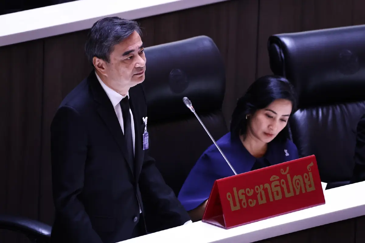 ‘ส้ม-แดง-ฟ้า’ แก้เกม ‘น้ำเงิน’ ชูเลือกตั้ง 'สสร.' ลดอำนาจ 'สว.'
