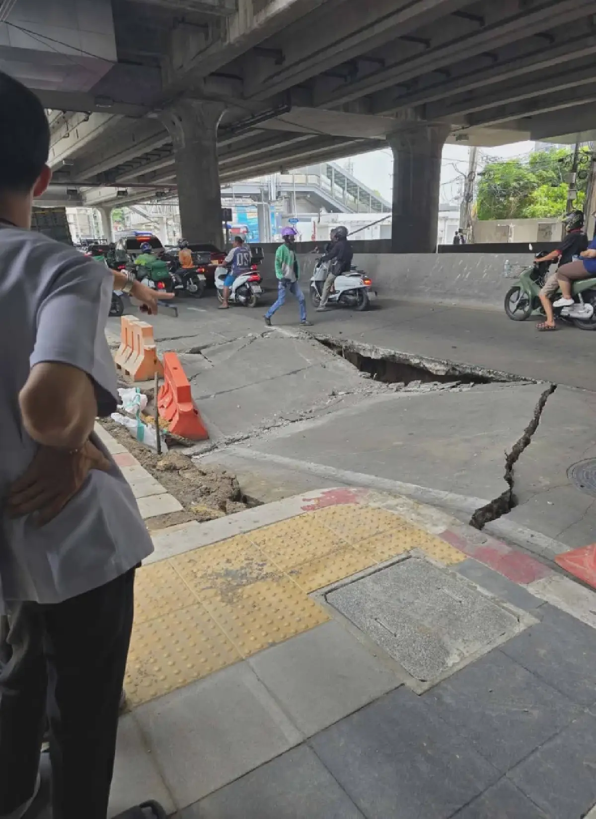 ด่วน! ถนนทรุดตัว ถนนจรัญสนิทวงศ์ บริเวณหน้า รพ.วิชัยเวช แยกไฟฉาย