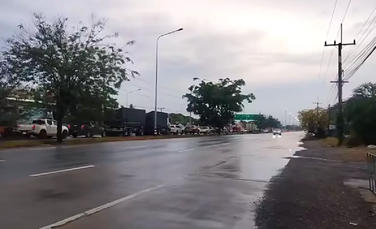 ด่วน รถทะลักโคราช ถนนมิตรภาพ รถติด 10 กม. วันหยุดแรงงาน เจอฝนตกหนัก