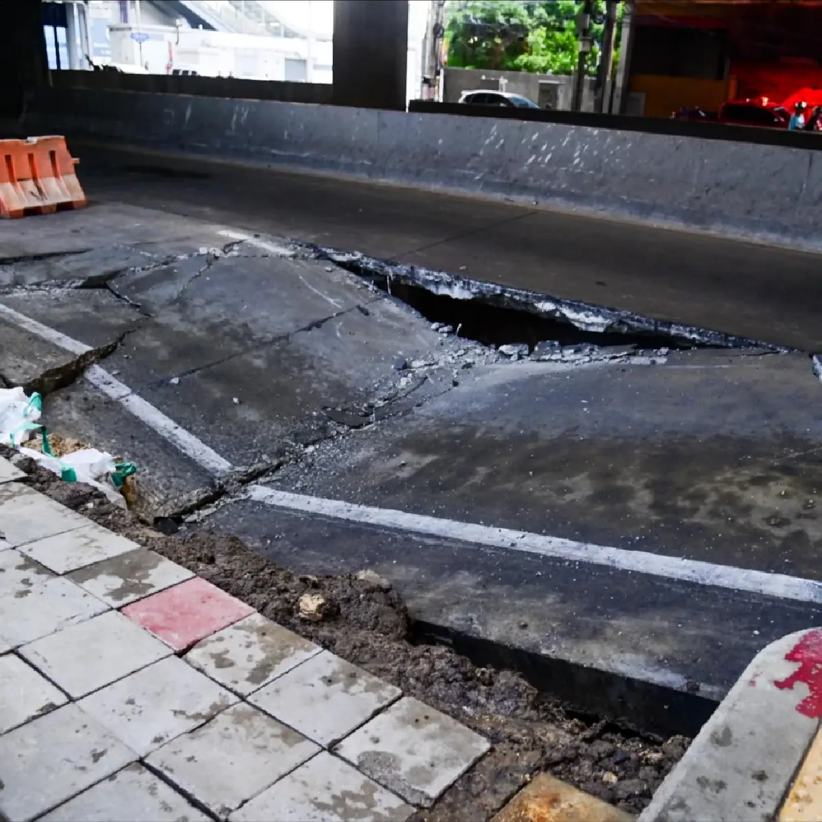 เปิดสาเหตุ 'ถนนทรุดตัว' บริเวณแยกไฟฉาย กทม. เร่งซ่อมให้เสร็จภายในคืนนี้