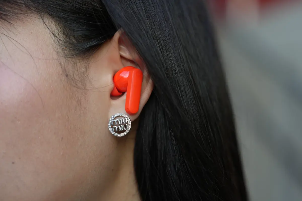 สุดจ๊าบ! รีวิว 'CMF Buds 2a' หูฟังราคาดี ดีไซน์เด่น เน้นพลังเสียง
