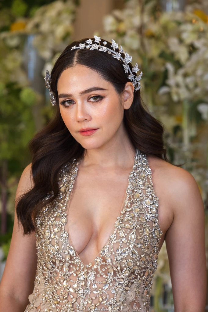 ลุคที่ 2 'ชมพู่ อารยา' พรมแดง Cannes 2026 พร้อมไฮจิวเวลรี่ Boucheron