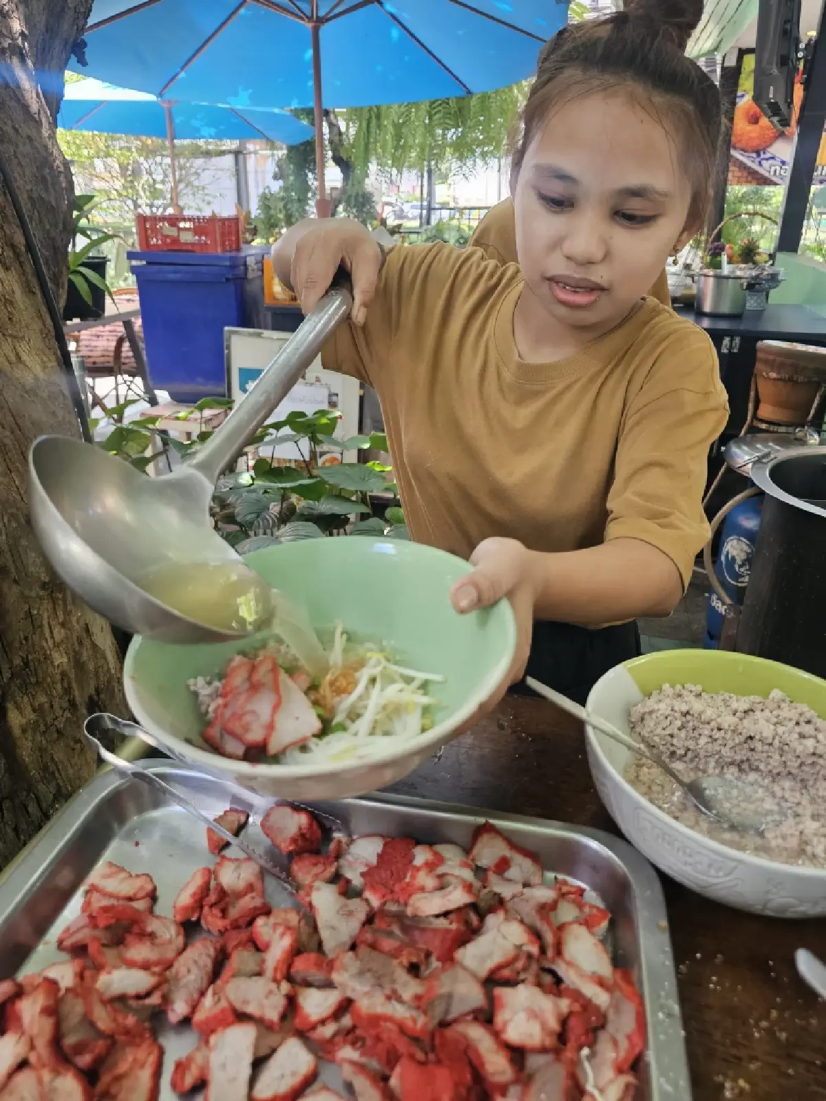 ‘บุฟเฟ่ต์ข้าวแกง' อร่อยคุ้ม 159 บาท ที่ 'ร้านครัวกลางกรุง'