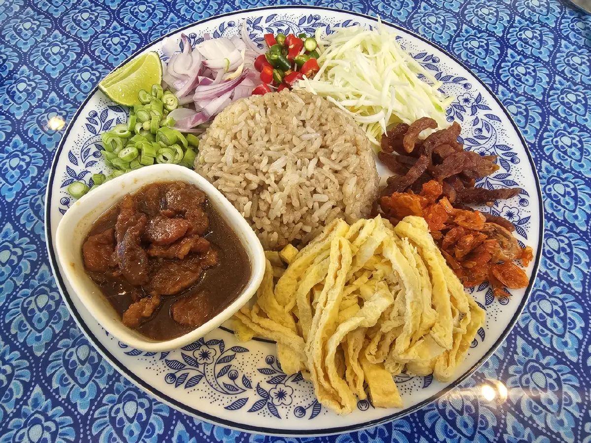 ‘บุฟเฟ่ต์ข้าวแกง' อร่อยคุ้ม 159 บาท ที่ 'ร้านครัวกลางกรุง'