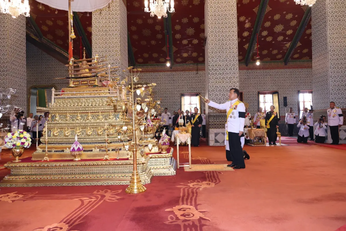 ในหลวง-พระราชินี เสด็จฯ ไปในการพระราชพิธีฉัตรมงคล พุทธศักราช 2569