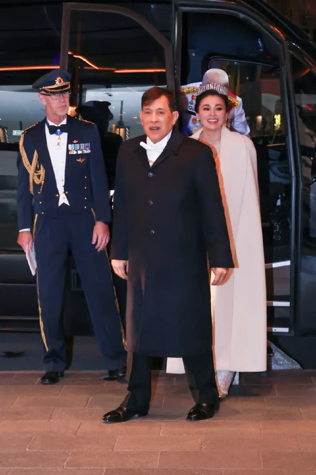 พระเจ้าอยู่หัว-พระราชินี ทรงร่วมงานถวายพระกระยาหารค่ำ ในพระราชพิธี 80 พรรษา พระราชาธิบดีคาร์ลที่ 16 กุสตาฟแห่งสวีเดน
