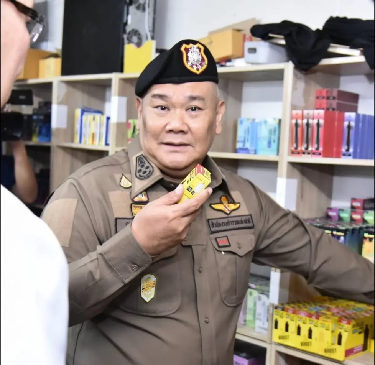 ลุยปราบ 'บุหรี่ไฟฟ้า' ตร. บุกโกดังย่านประเวศ ยึดของกลางได้กว่า 200,000 ชิ้น