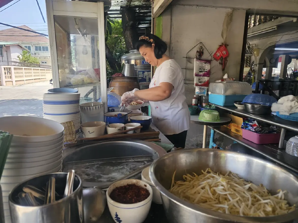 ก๋วยเตี๋ยวไก่ร้านนก by โก้-ธีรศักดิ์ ตำนาน 52 ปี 'ก๋วยเตี๋ยวไก่'